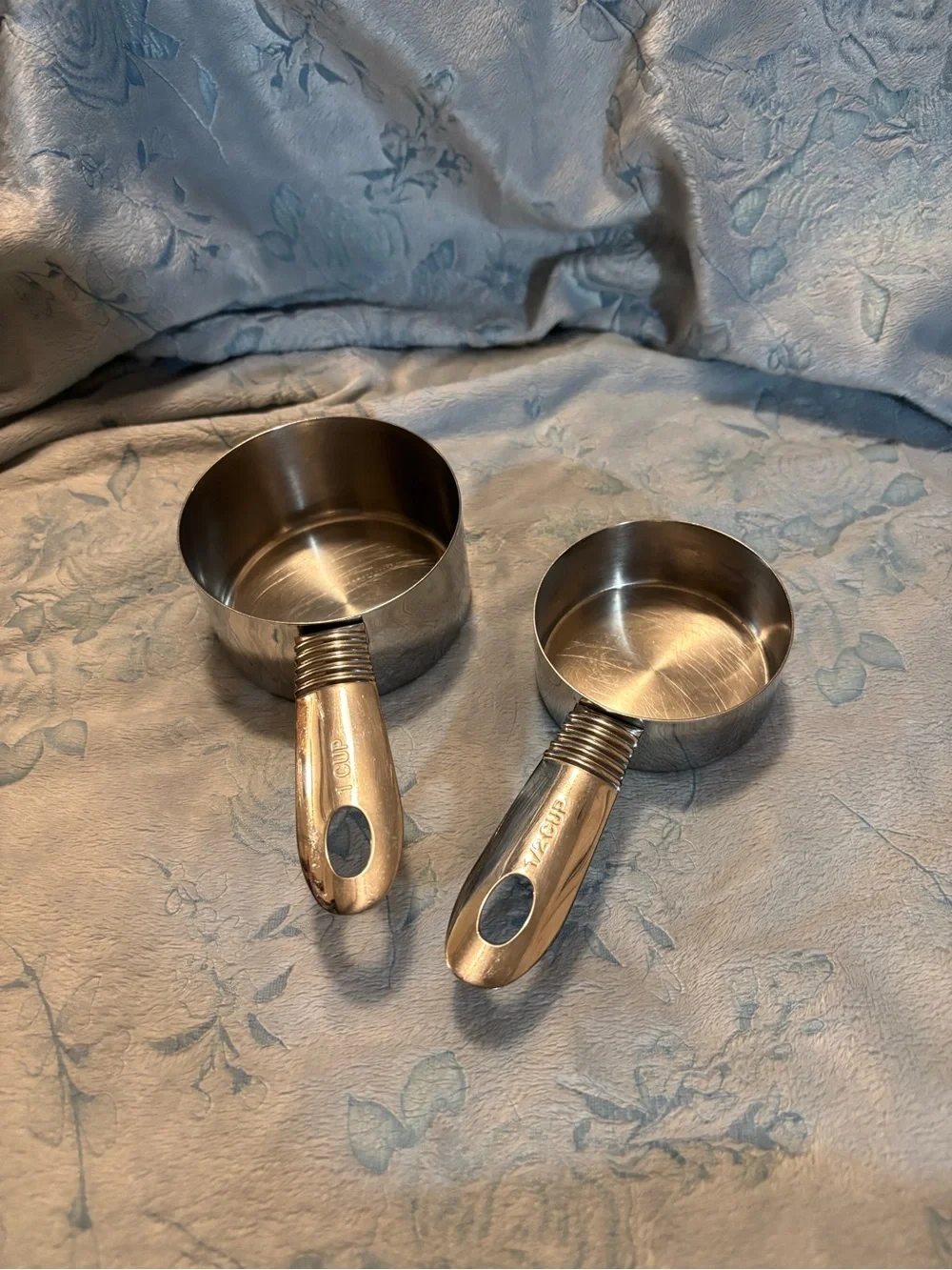 Set of 2 Stainless Steel Measuring Cups - Silver Oneida - Picture 1 of 3